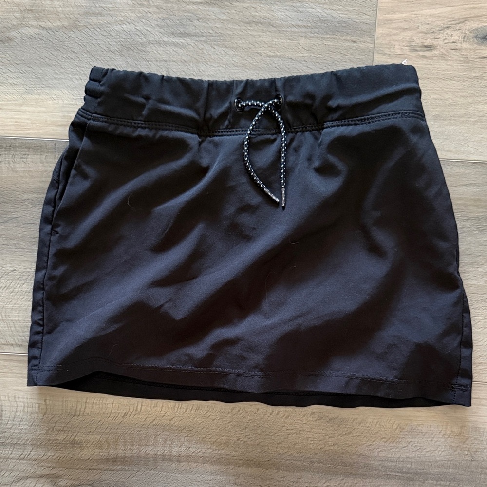 Girls BlackSkirt with Drawstring, built in shorts, size 6/7